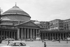 Olaszország, Nápoly, Piazza del Plebescito, San Francesco di Paola-templom (Basilica reale pontificia di San Francesco di Paola)., 1971, Krasznai Gyula, templom, szobor, Fiat 850, lovas szobor, Fiat 500, Fiat 124, timpanon, neoklasszicizmus, III. Károly spanyol király-ábrázolás, Pietro Bianchi-terv, Fortepan #45955