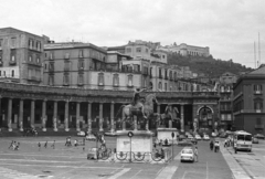 Olaszország, Nápoly, Piazza del Plebescito, III. Károly spanyol király lovasszobra (aki VII. Károly néven nápolyi király is volt). , 1971, Krasznai Gyula, autóbusz, szobor, Fiat 850, Fiat 127, lovas szobor, Fiat 500, III. Károly spanyol király-ábrázolás, Fortepan #45956