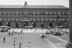 Olaszország, Nápoly, Piazza del Plebescito, szemben a királyi Palota., 1971, Krasznai Gyula, szobor, lovas szobor, Fiat 500, III. Károly spanyol király-ábrázolás, Fortepan #45957