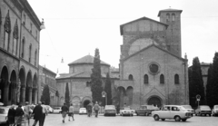 Olaszország, Bologna, Piazza Santo Stefano, Basilica Santuario Santo Stefano., 1971, Krasznai Gyula, Fiat-márka, olasz gyártmány, Bazilika, katolikus, gótika, automobil, Fiat 850, Fiat 127, román stílus, Ókeresztény Építészet, Fortepan #45981