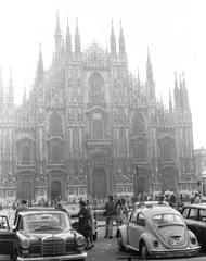 Olaszország, Milánó, Dóm tér (Piazza del Duomo), a Dóm főhomlokzata., 1971, Krasznai Gyula, német gyártmány, Mercedes-márka, Volkswagen-márka, automobil, Mercedes W110, Volkswagen Bogár, Fortepan #45983