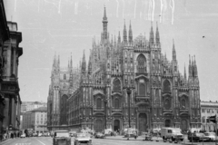 Olaszország, Milánó, Dóm tér (Piazza del Duomo), a Dóm főhomlokzata., 1971, Krasznai Gyula, templom, gótika, Fiat 850 Familiare, Fortepan #45986