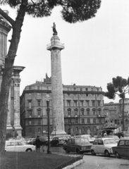 Olaszország, Róma, Piazza Colonna, Traianus emlékoszlop., 1971, Krasznai Gyula, dombormű, antik kultúra, automobil, oszlop, Fiat 500, Fiat 600, Fiat 125, Fiat 1100D, Fortepan #45993