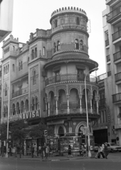 Spanyolország, Sevilla, az Avenida de la Constitución (Avenida José Antonio Primo de Rivera) és a Calle Fernández y González találkozása a Plaza Nueva felől., 1971, Krasznai Gyula, eklektikus építészet, José Espiau y Muñoz-terv, Fortepan #46003