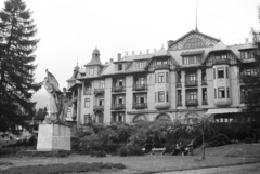 Szlovákia, Magas-Tátra, Ótátrafüred, Grand Hotel., 1962, Krasznai Gyula, Csehszlovákia, szobor, park, szálloda, pad, szovjet emlékmű, Tátra hegység, Quidó Hoepfner-terv, Fortepan #46015