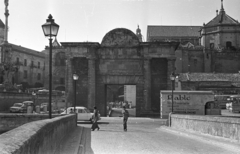 Spanyolország, Córdoba, a Puerta del puente a római híd felől, háttérben a Cordobai Nagymecset (Mezquita) és az abba épített gótikus katedrális., 1971, Krasznai Gyula, Fiat 127, Fortepan #46023