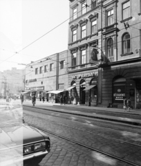 Magyarország, Budapest VIII., Üllői út, háttérben a Kálvin tér., 1971, UVATERV, cégtábla, Opel-márka, utcakép, életkép, eszpresszó, neonreklám, hentesüzlet, villamosmegálló, automobil, esernyős, óra-ékszer, Budapest, Opel Commodore, Fortepan #4603