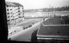 Magyarország, Budapest II.,Budapest III., Szépvölgyi út a Lajos utcából az Árpád fejedelem útja felé nézve, háttérben a Margitsziget., 1956, Lencse Zoltán, park, utcakép, életkép, pad, Budapest, Duna-part, Fortepan #46033