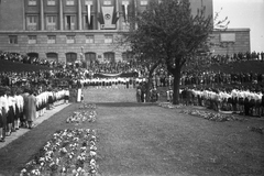 Magyarország, Budapest II., Mechwart liget, Kerületi Tanács épülete (később Polgármesteri hivatal)., 1956, Lencse Zoltán, úttörő, ünnepség, Budapest, Fortepan #46034