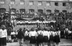 Magyarország, Budapest II., Mechwart liget, Kerületi Tanács épülete (később Polgármesteri hivatal)., 1956, Lencse Zoltán, Budapest, ünnepség, úttörő, Fortepan #46035