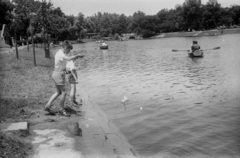 Magyarország, Városliget, Budapest XIV., Csónakázótó., 1956, Lencse Zoltán, Budapest, fiúk, játék, madzag, vitorla, Fortepan #46060