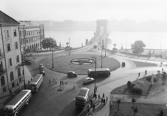 Magyarország, Budapest I., Clark Ádám tér., 1954, UVATERV, közlekedés, autóbusz, magyar gyártmány, teherautó, taxi, Ikarus-márka, Renault-márka, francia gyártmány, MÁVAG-márka, vörös csillag, Ikarus 60, automobil, Renault Juvaquatre, Duna, Budapest, függőhíd, William Tierney Clark-terv, Fortepan #4607