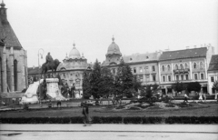 Románia,Erdély, Kolozsvár, Fő tér, Hunyadi Mátyás emlékműve., 1956, Lencse Zoltán, Mátyás király ábrázolás, virágágyás, Fortepan #46074