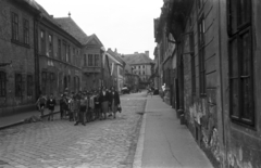 Magyarország, Győr, Apáca (Rózsa Ferenc) utca a Teleki László (Gorkij) utca felé nézve., 1957, Lencse Zoltán, utcakép, osztálykirándulás, Fortepan #46093