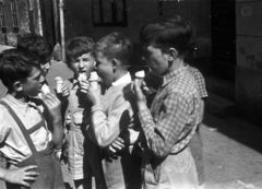 Magyarország, Győr, Sarló köz az Aradi vértanúk útja felől., 1957, Lencse Zoltán, gyermek, kisfiú, fagylalt, Fortepan #46097