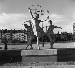 Magyarország, Népstadion, Budapest XIV., szoborkert, Tornászlányok szobra (Győri Dezső, 1958)., 1958, Eperjesi Gyula, szobor, hulahopp karika, Budapest, Fortepan #46138