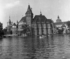 Magyarország, Városliget, Budapest XIV., Városligeti-tó, Vajdahunyad vára., 1952, Eperjesi Gyula, épített örökség, tó, építészet, Alpár Ignác-terv, Budapest, Fortepan #46143