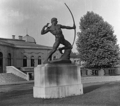 Magyarország, Városliget, Budapest XIV., Kisfaludi Strobl Zsigmond Íjász szobra (1929) a Műjégpálya épülete előtt.
, 1952, Eperjesi Gyula, szobor, íjászat, Budapest, meztelen alak, Fortepan #46144