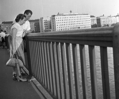 Magyarország, Budapest V., Margit híd, szemben az ekkor a BM-hez tartozó épület, a mai Képviselői Irodaház ("Fehér Ház")., 1958, Eperjesi Gyula, vörös csillag, Budapest, Fortepan #46165