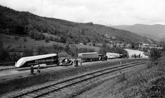 Ukrajna,Kárpátalja, Malomrét, országút és vasúti átkelő a falu határában, jobbra az Ung folyó., 1939, Vojnich Pál, vasút, repülés, vitorlázó repülőgép, automobil, Fortepan #46264