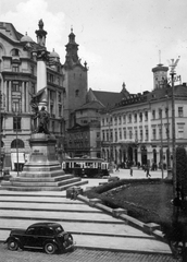 Ukrajna, Lviv, Adam Mickiewicz tér, Adam Mickiewicz lengyel költő emlékműve., 1939, Vojnich Pál, szobor, emlékmű, villamos, automobil, oszlop, tömegközlekedés, neoklasszicizmus, Adam Mickiewicz-ábrázolás, Antoni Popiel-terv, Fortepan #46266