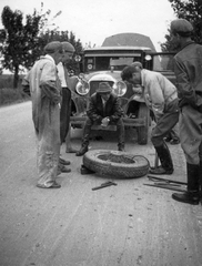 1939, Vojnich Pál, autószerelő, országút, automobil, Buick-márka, autójavítás, autón ülni, Fortepan #46282