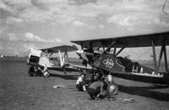 Magyarország, Érd, repülőtér, Bánhidi Antal "Gerle 13" és mögötte "Gerle 14" típusú repülőgépe., 1940, Vojnich Pál, magyar gyártmány, repülőgép, repülőtér, Bánhidi Antal-terv, biplán, Bánhídi Gerle, Fortepan #46331