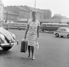 Hungary, Budapest VIII., Baross tér (a Keleti pályaudvar indulási oldala előtt), háttérben a Verseny utca házai., 1965, Fortepan, fashion, bus, Gerrman brand, Trabant-brand, Ikarus-brand, Volkswagen-brand, suitcase, Ikarus 620, handbag, lady, automobile, Volkswagen Beetle, Budapest, summer dresses, bun, Fortepan #4636