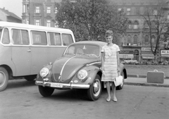 Magyarország, Budapest VIII., Baross tér, a Keleti pályaudvar indulási oldala felől fotózva., 1968, Fortepan, cégtábla, német gyártmány, Volkswagen-márka, nő, automobil, rendszám, Volkswagen Bogár, Budapest, lányok-járművek, Fortepan #4637