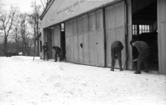 Hungary, Hármashatárhegy Airport, Budapest II., hóeltakarítás a hangár előtt., 1963, Mészáros Zoltán, snow, hangar, Budapest, Fortepan #46415