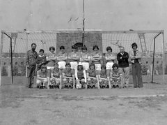 Magyarország, Népstadion, Budapest XIV., edzőpálya, FC Femina magyar női labdarúgócsapat., 1975, Fortepan, sport, csoportkép, futballcsapat, Budapest, guggolás, karba tett kéz, kakukktojás, Fortepan #4642