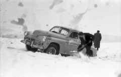 Hungary, Bükkaranyos, Warszawa M 20 típusú személygépkocsi kiásása a hóból., 1963, Mészáros Zoltán, snow, shovel, automobile, Fortepan #46426