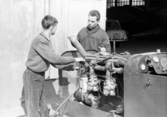 Magyarország, Hármashatárhegyi repülőtér, Budapest II., aggregátor szerelés a hangár előtt., 1965, Mészáros Zoltán, Moszkvics-márka, motor, Budapest, Fortepan #46525