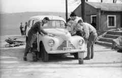 Magyarország, Hármashatárhegyi repülőtér, Budapest II., mentőautóként használt Skoda 1102 karbantartása., 1965, Mészáros Zoltán, csehszlovák gyártmány, Skoda-márka, automobil, Skoda 1101/1102 Tudor, rendszám, autómosás, Budapest, Fortepan #46526