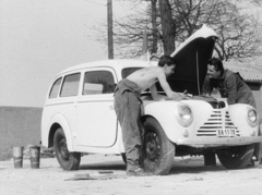 Magyarország, Hármashatárhegyi repülőtér, Budapest II., mentőautóként használt Skoda 1102 karbantartása., 1965, Mészáros Zoltán, Skoda-márka, autószerelő, automobil, Skoda 1101/1102 Tudor, rendszám, Budapest, Fortepan #46528