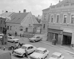 Magyarország, Veszprém, Szabadság tér., 1966, Fortepan, cégtábla, szovjet gyártmány, motorkerékpár, szobor, teherautó, Moszkvics-márka, postaláda, retikül, automobil, GAZ M21 Volga, Moszkvics 408, kárpitos, húsbolt, kisállat kereskedés, beszélgetés, József Attila-ábrázolás, Fortepan #4657