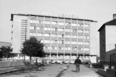 Szlovákia, Liptószentmiklós, Hotel Jánošík a Jilemnického utca felől nézve., 1966, Mészáros Zoltán, Csehszlovákia, utcakép, szálloda, kuka, Fortepan #46578