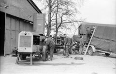 Magyarország, Hármashatárhegyi repülőtér, Budapest II., 1966, Mészáros Zoltán, traktor, létra, műhely, munka, Budapest, Fortepan #46585