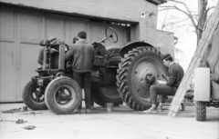 Magyarország, Hármashatárhegyi repülőtér, Budapest II., 1966, Mészáros Zoltán, traktor, autószerelő, Budapest, Fortepan #46586