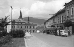 Szlovákia, Alsókubin, Fő tér (Hviezdoslavovo námestie)., 1966, Mészáros Zoltán, Csehszlovákia, forgalom, csehszlovák gyártmány, német gyártmány, Trabant-márka, utcakép, Skoda-márka, lámpaoszlop, tankautó, Trabant 500, Skoda 1000 MB, Fortepan #46593