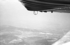 Magyarország, Budapest, légifotó egy Rubik R-26S Góbé vitorlázó repülőgépről, távolban a Nagy-Kevély., 1967, Mészáros Zoltán, légi felvétel, Fortepan #46643