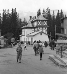 Szlovákia, Magas-Tátra, Csorba-tó, a Tátrai Villamos Vasút (TEŽ) állomása., 1968, Mészáros Zoltán, Csehszlovákia, vasút, kirándulás, autóbusz, csehszlovák gyártmány, járókelő, utcakép, életkép, Skoda-márka, vasútállomás, tornacipő, felszolgáló, helységnév tábla, Tátra hegység, Fortepan #46664