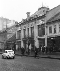 Szerbia, Nagybecskerek, Hunyady utca (ulica Kralja Aleksandra Karađorđevića)., 1968, Mészáros Zoltán, kerékpár, Jugoszlávia, cégtábla, jugoszláv gyártmány, Zastava-márka, járókelő, utcakép, életkép, Zastava 750, Fortepan #46671