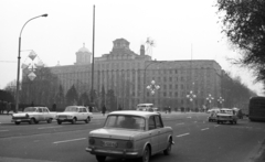 Szerbia, Belgrád, a főposta a Nikola Pašić (Marks i Engels) tér felől nézve., 1968, Mészáros Zoltán, Jugoszlávia, forgalom, utcakép, lámpaoszlop, automobil, lampion, rendszám, zászlórúd, postahivatal, Vaszilij Mihajlovics Androsov-terv, Fortepan #46680