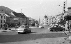 Szlovákia, Besztercebánya, Szlovák Nemzeti Felkelés (Slovenského národného povstania) tér (egykor IV. Béla király tér)., 1969, Mészáros Zoltán, Csehszlovákia, forgalom, utcakép, életkép, Skoda-márka, lámpaoszlop, automobil, Skoda Octavia, Skoda 1000 MB, Felvidék, Fortepan #46706