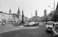 Szlovákia, Besztercebánya, Szlovák Nemzeti Felkelés (Slovenského národného povstania) tér (egykor IV. Béla király tér), szemben az Óratorony, jobbra a Xavéri Szent Ferenc-székesegyház., 1969, Mészáros Zoltán, Csehszlovákia, csehszlovák gyártmány, német gyártmány, Trabant-márka, Skoda-márka, parkoló, automobil, Felvidék, szovjet emlékmű, óratorony, Fortepan #46707