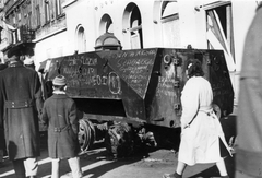 Magyarország, Budapest VII., Akácfa utca a Rákóczi útnál. Kiégett szovjet BTR-152 páncélozott lövészszállító jármű., 1956, Pesti Srác2, napsütés, felirat, páncélautó, forradalom, járókelő, járműroncs, harcjármű, BTR 152, Budapest, Fortepan #46754