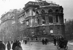 Magyarország, Budapest VIII., Üllői út - Mária utca sarok, BOTE (később Semmelweis Egyetem) Bőrgyógyászati Klinika., 1956, Pesti Srác2, forradalom, motorkerékpár, járókelő, utcakép, épületkár, Budapest, Fortepan #46759