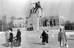 Magyarország, Budapest XIV., Ötvenhatosok tere (Sztálin tér), a Sztálin szobor maradványa., 1956, Pesti Srác2, napsütés, zászló, forradalom, szobor, tér, járókelő, jelképrombolás, talapzat, Sztálin ábrázolás, Csizma tér, Budapest, Fortepan #46761