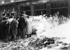 Magyarország, Budapest V., Kossuth Lajos utca, Astoria szálloda., 1956, Pesti Srác2, forradalom, üzletportál, csoportosulás, könyvégetés, segítség, Budapest, Fortepan #46762